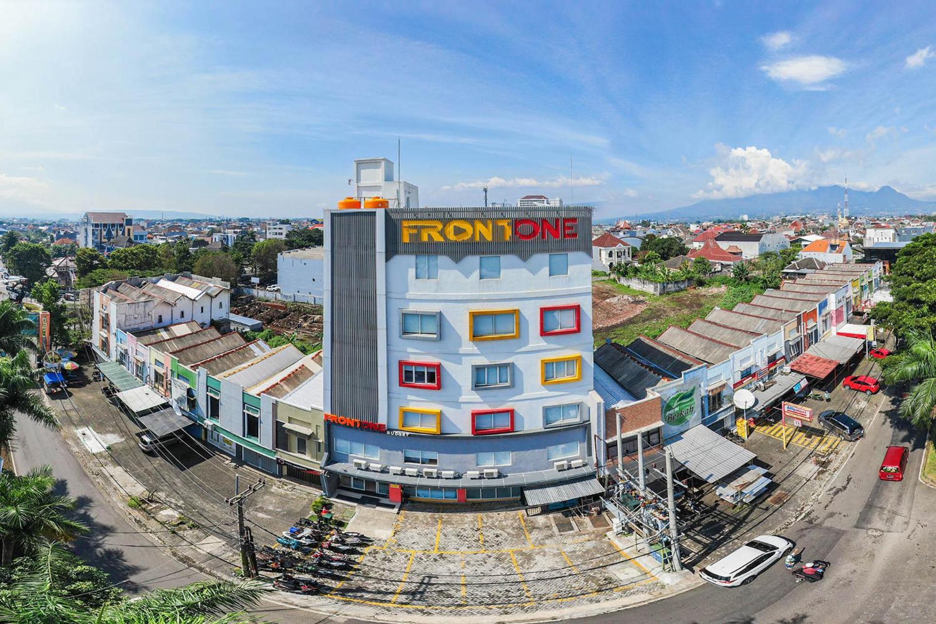 Front One Budget Malang By Azana Exterior foto